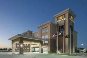La Quinta Inn & Suites by Wyndham Kingsville hotel hero