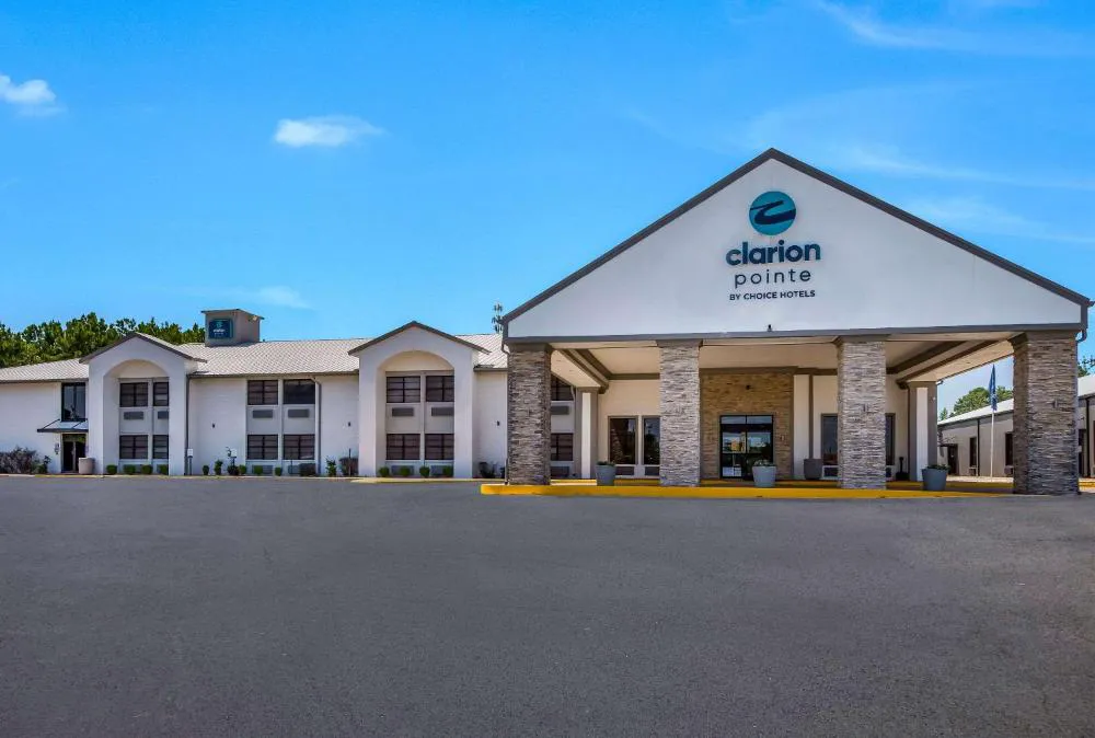 Clarion Pointe Marshall hotel hero