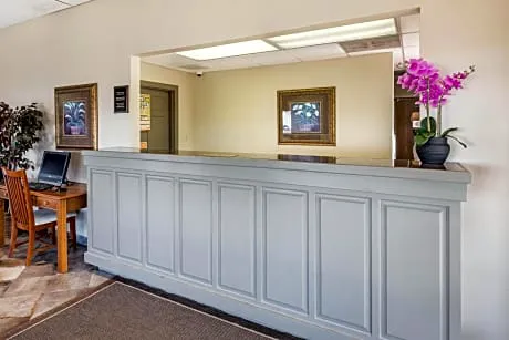 Econo Lodge Inn & Suites Branson Shepherd of the Hills Expy hotel detail image 3