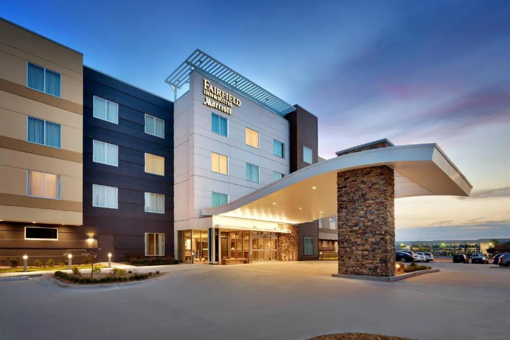 Fairfield Inn & Suites by Marriott Springfield North hotel hero