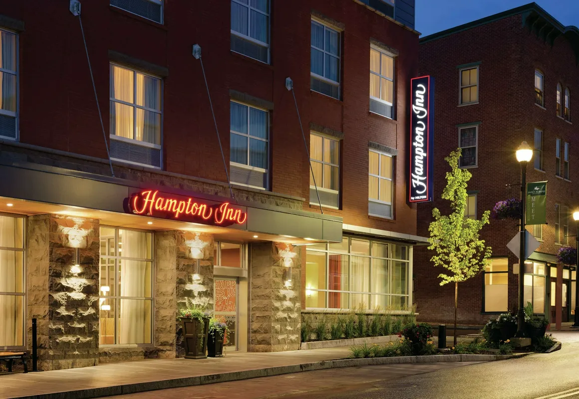 Hampton Inn St. Albans hotel hero