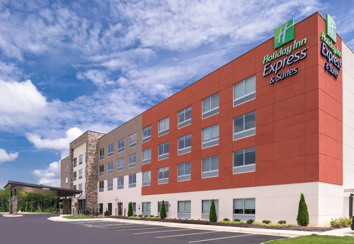 Holiday Inn Express & Suites Farmville by IHG hotel hero