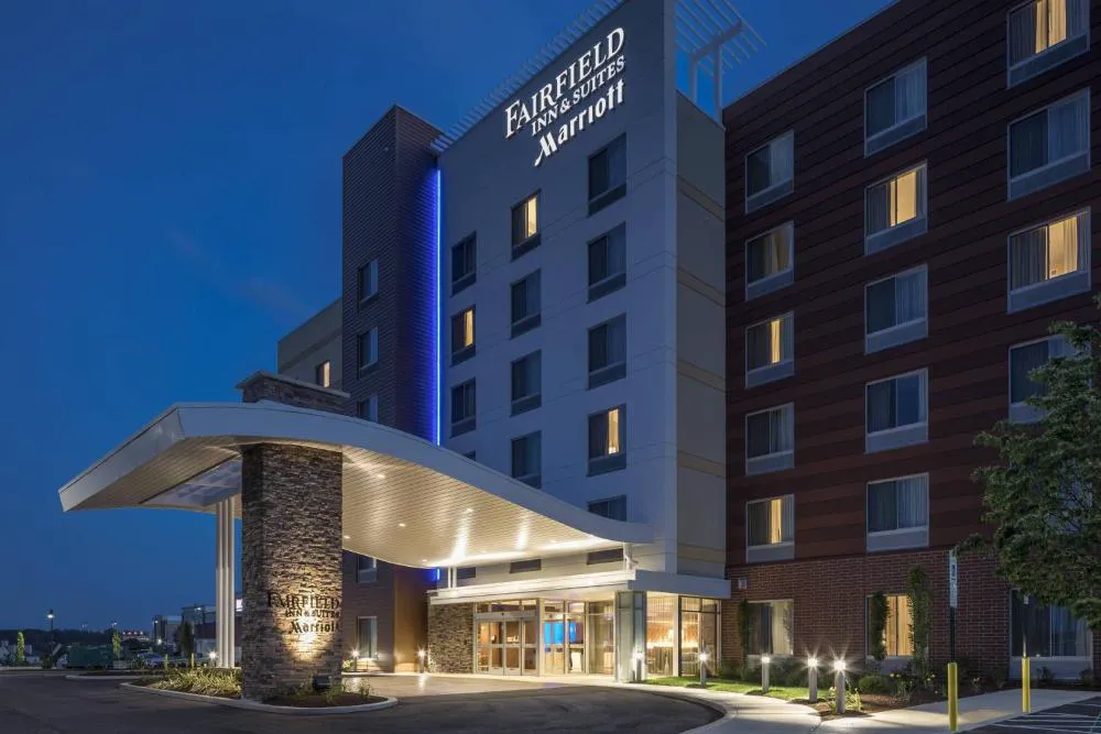 Fairfield Inn & Suites by Marriott Pittsburgh North/McCandless Crossing hotel hero
