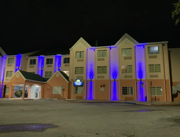 Days Inn & Suites by Wyndham Tampa/Raymond James Stadium hotel detail image 4