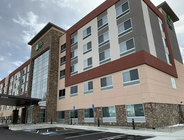 Holiday Inn Express & Suites Denver - Aurora Medical Campus by IHG hotel detail image 3