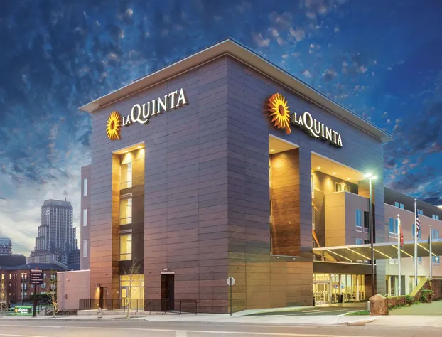 La Quinta Inn & Suites by Wyndham Memphis Downtown hotel detail image 1