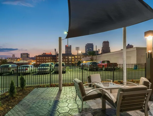 La Quinta Inn & Suites by Wyndham Memphis Downtown hotel detail image 2