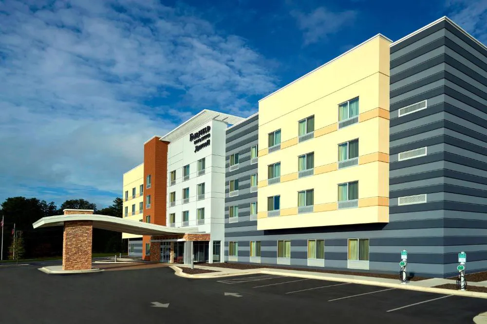 Fairfield Inn & Suites by Marriott Hendersonville Flat Rock hotel hero