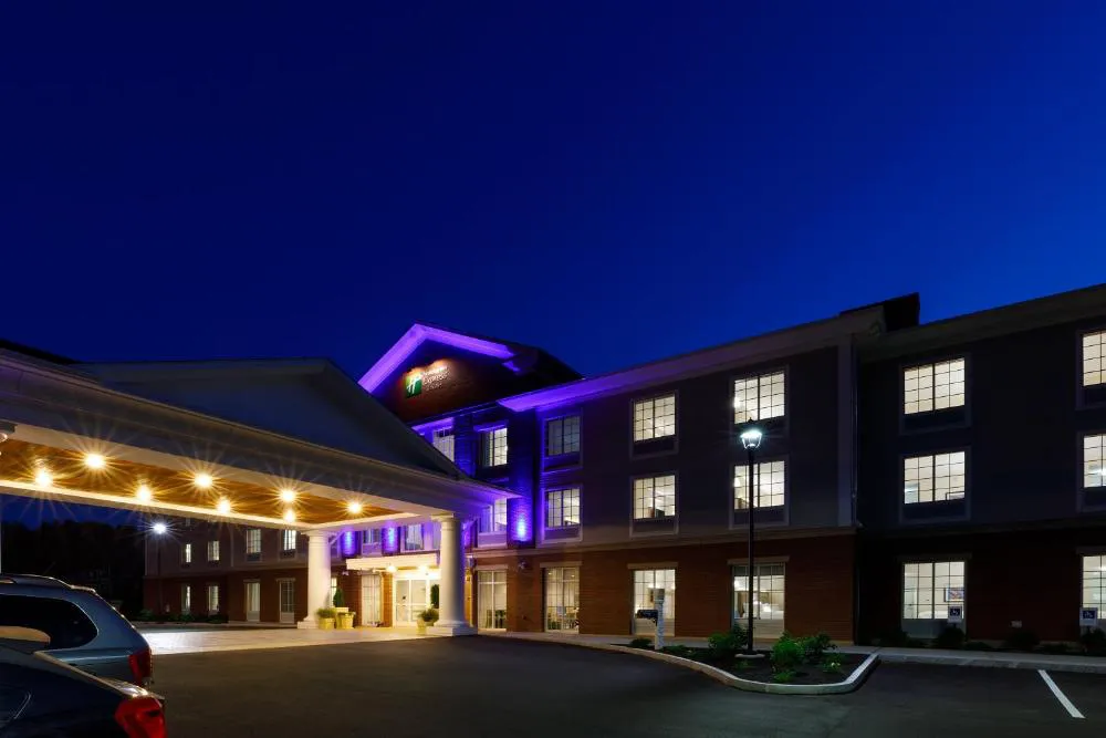 Holiday Inn Express & Suites Sturbridge by IHG hotel hero