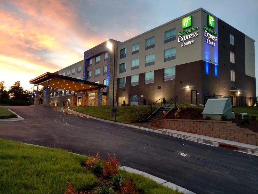 Holiday Inn Express & Suites Charlotte NE - University Area by IHG hotel hero