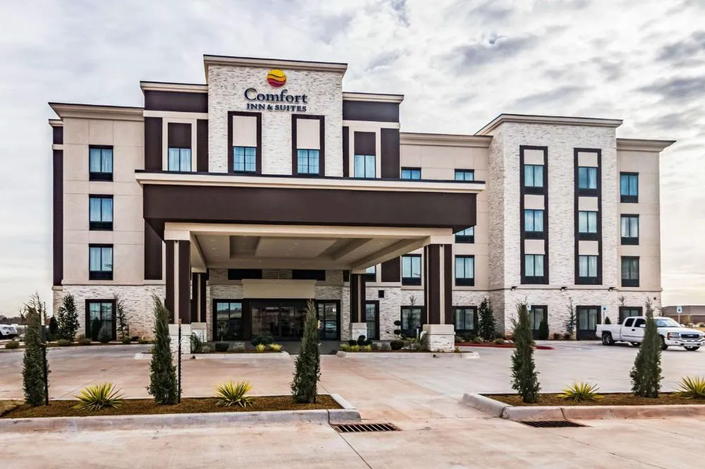 Comfort Inn & Suites Oklahoma City South I-35 hotel hero