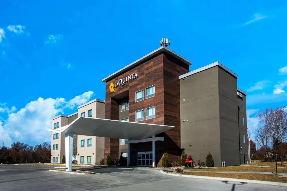 La Quinta Inn & Suites by Wyndham Pittsburg hotel hero