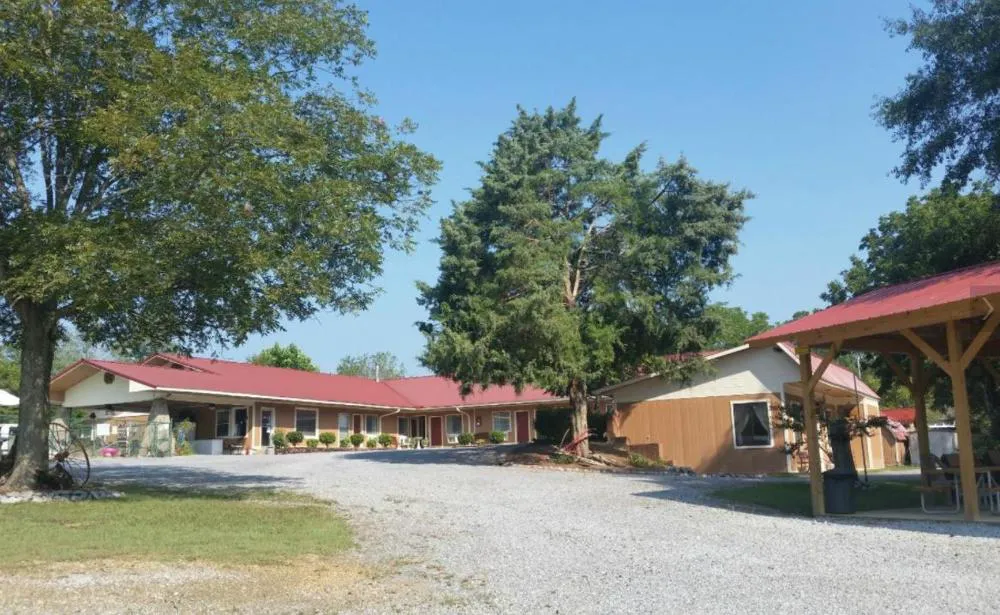 Bay Springs Country Inn & Marina hotel hero