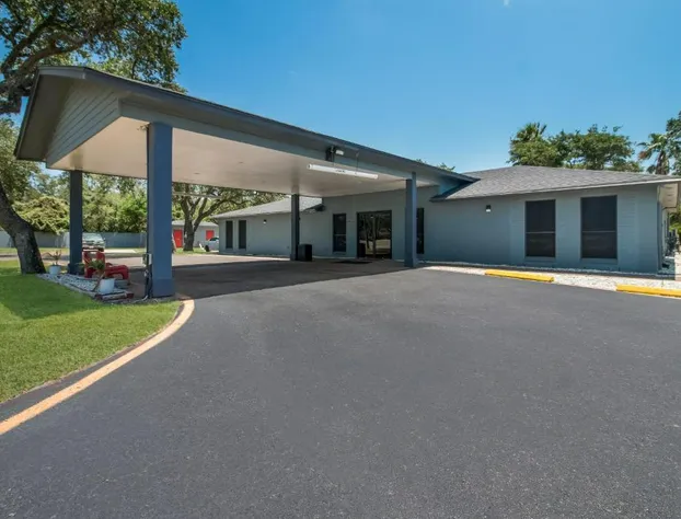 Econo Lodge Inn & Suites Fulton - Rockport hotel detail image 3