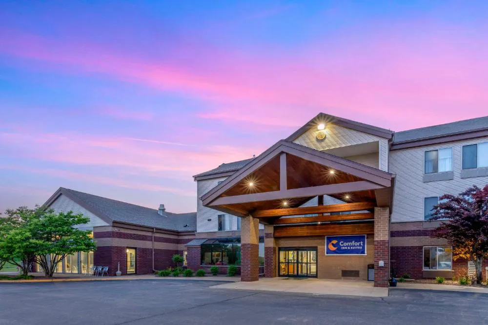 Comfort Inn & Suites hotel hero