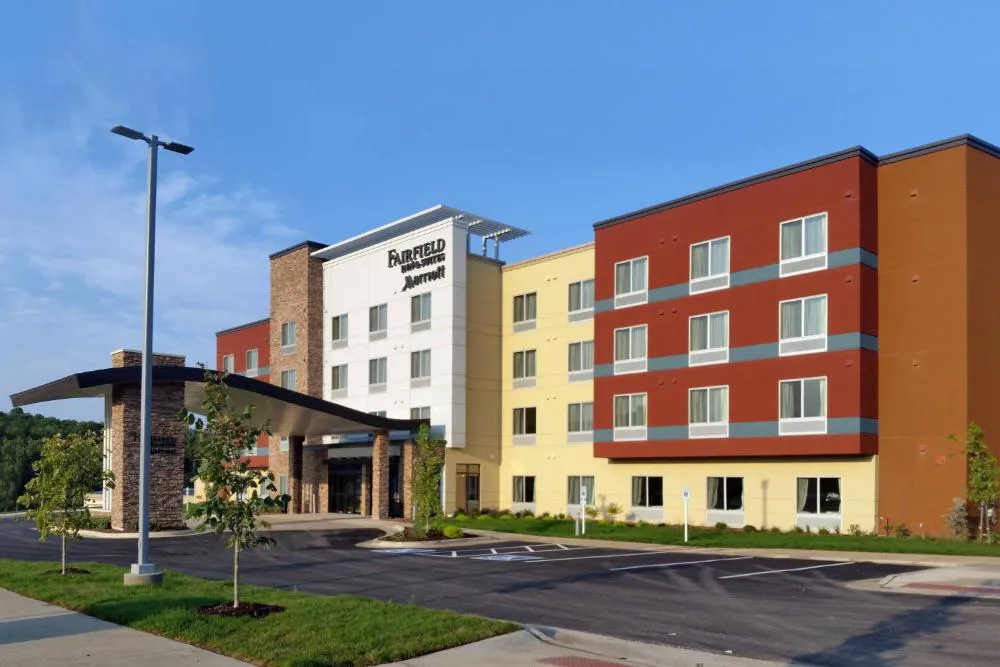 Fairfield Inn & Suites by Marriott Decorah hotel hero