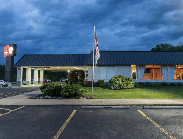 Suburban Extended Stay Hotel Fairmont hotel detail image 3