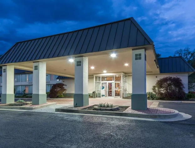 Suburban Extended Stay Hotel Fairmont hotel detail image 4