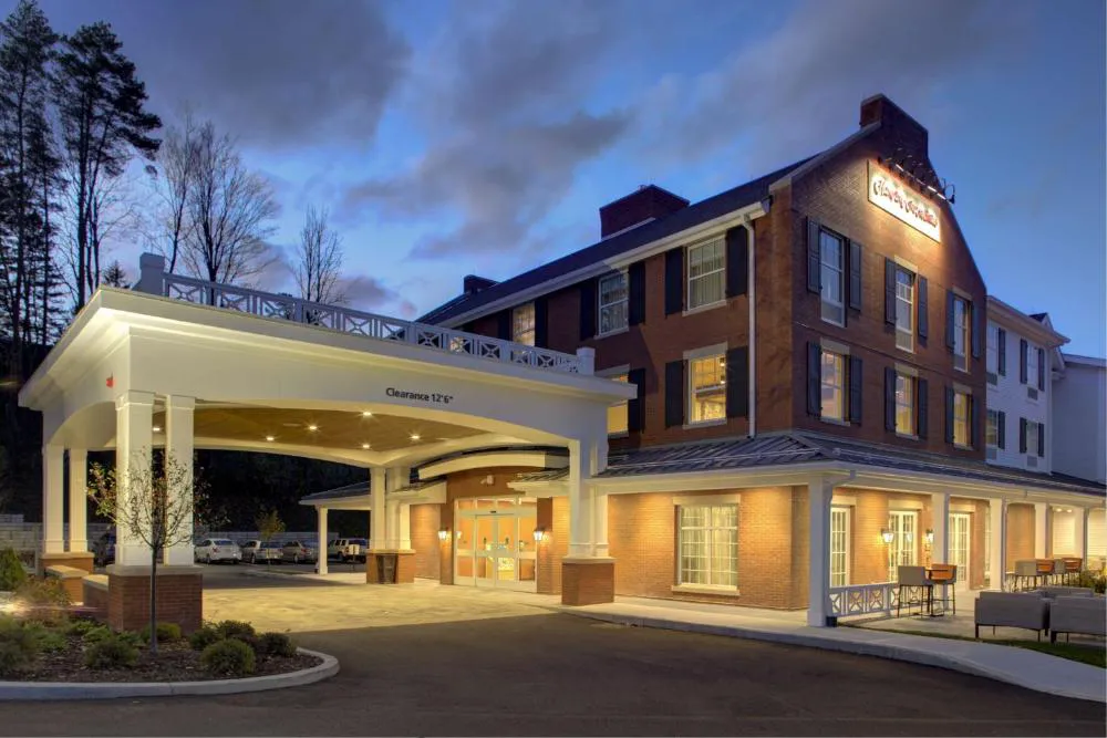 Hampton Inn and Suites Manchester hotel hero