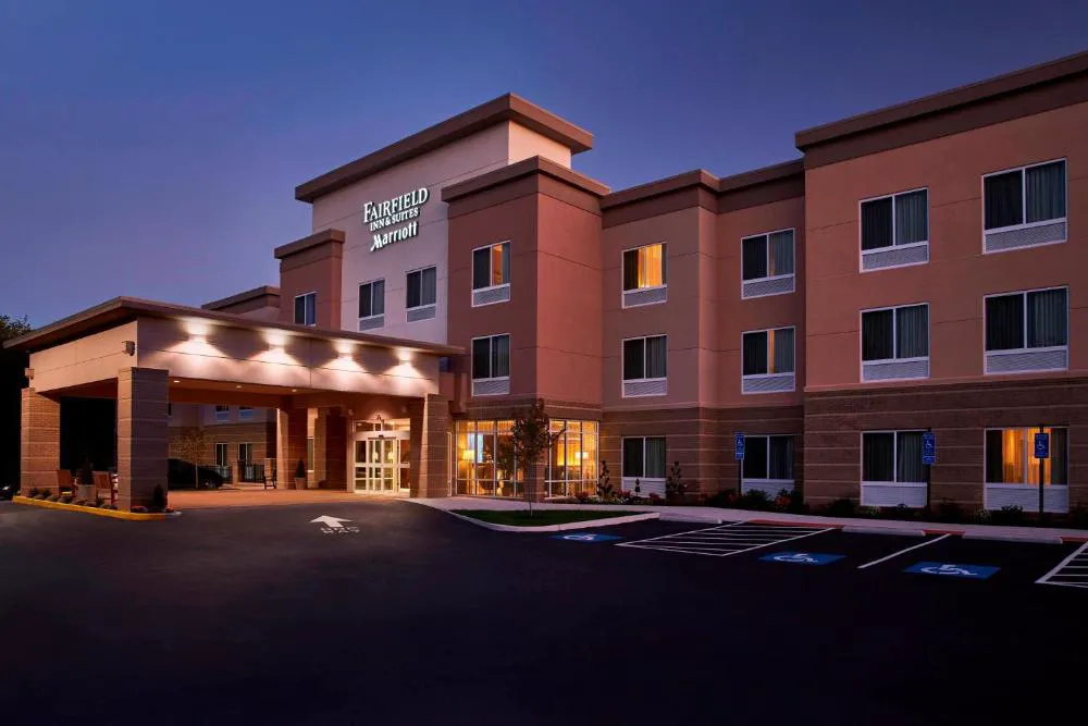 Fairfield Inn & Suites by Marriott Alexandria hotel hero