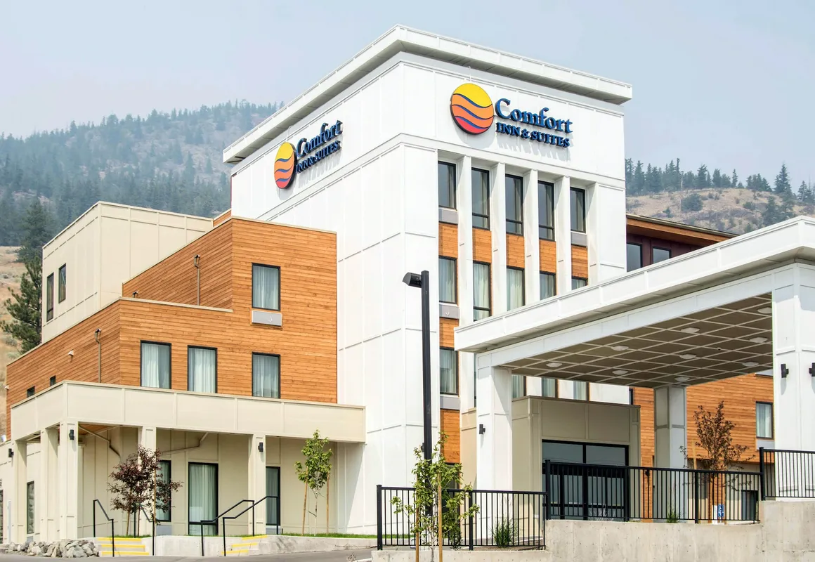 Comfort Inn & Suites hotel hero