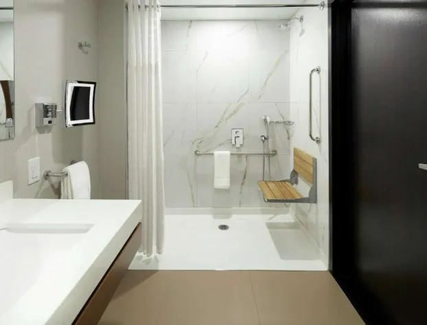 DoubleTree by Hilton Montreal Airport hotel detail image 4