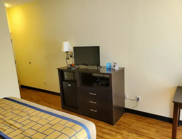 Days Inn by Wyndham Macon I-75 North hotel detail image 4