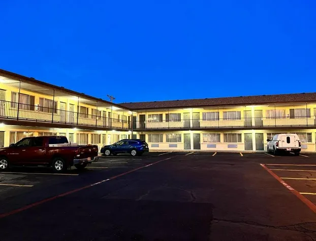 Budget Inn & Suites hotel detail image 1