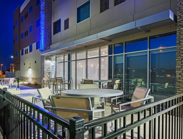 Holiday Inn Express & Suites Lenexa - Overland Park Area by IHG hotel detail image 3