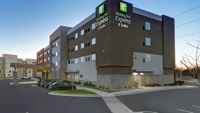 Holiday Inn Express & Suites Lenexa - Overland Park Area, an IHG Hotel hotel detail image 2