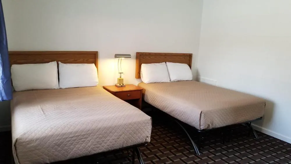 Budget Inn Breezewood hotel hero
