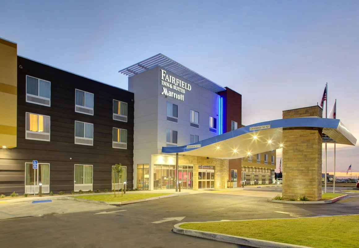 Fairfield Inn & Suites by Marriott Bakersfield North/Airport hotel hero