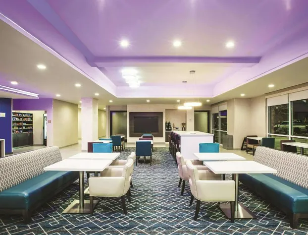 La Quinta Inn & Suites by Wyndham Dallas Northeast-Arboretum hotel detail image 4