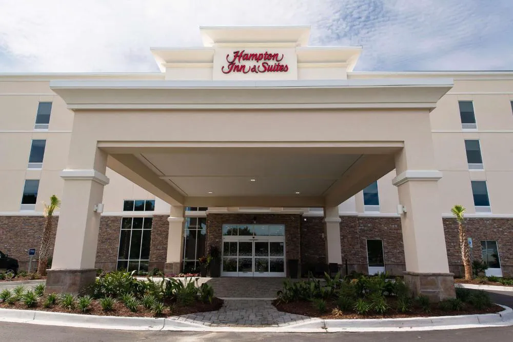 Hampton Inn & Suites Fayetteville hotel hero