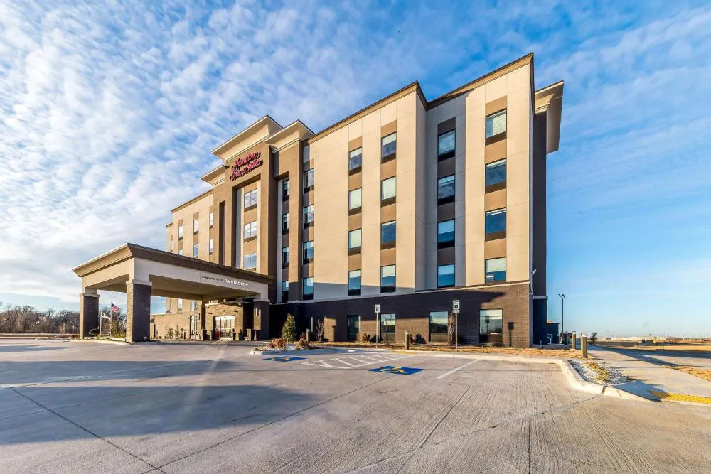 Hampton Inn & Suites Pryor hotel hero