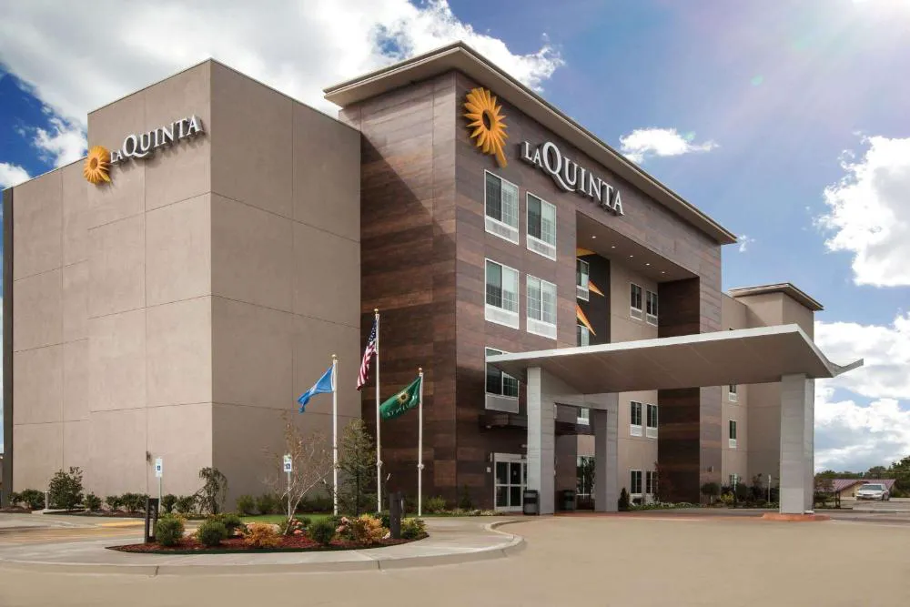 La Quinta Inn & Suites by Wyndham Owasso hotel hero