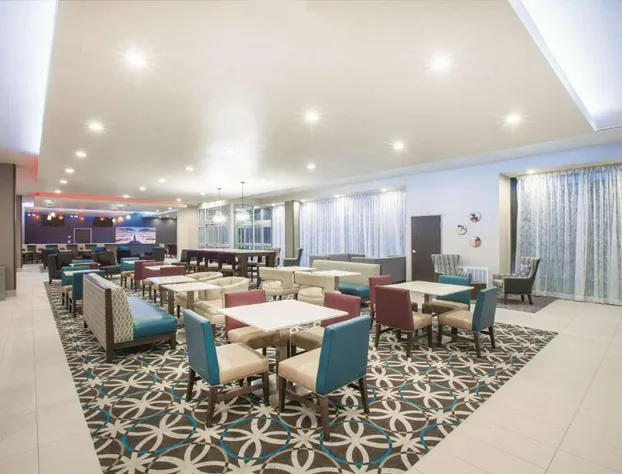 La Quinta Inn & Suites by Wyndham San Marcos Outlet Mall hotel detail image 3