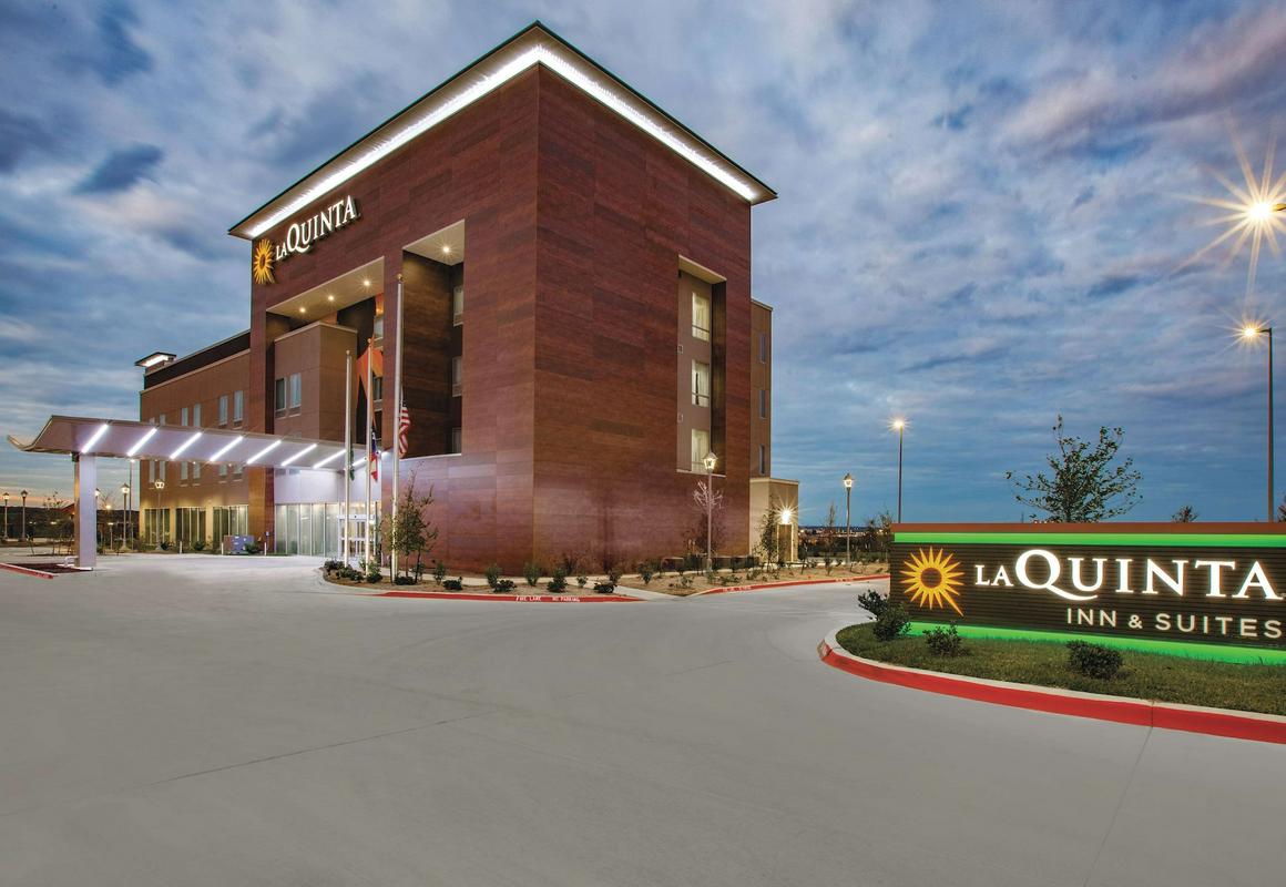 La Quinta Inn & Suites by Wyndham San Marcos Outlet Mall hotel hero