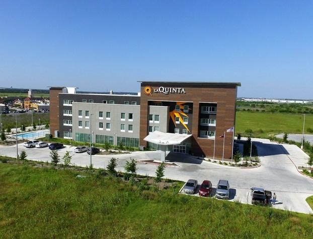La Quinta Inn & Suites by Wyndham San Marcos Outlet Mall hotel detail image 1