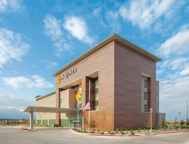 La Quinta Inn & Suites by Wyndham San Marcos Outlet Mall hotel detail image 1