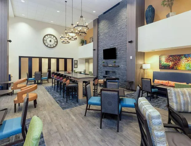 Hampton Inn & Suites Morgantown / University Town Centre hotel detail image 4