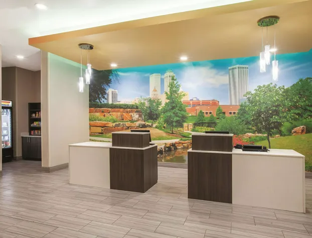 La Quinta Inn & Suites by Wyndham Tulsa Broken Arrow hotel detail image 2