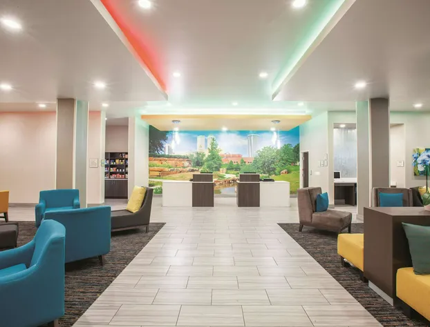 La Quinta Inn & Suites by Wyndham Tulsa Broken Arrow hotel detail image 4