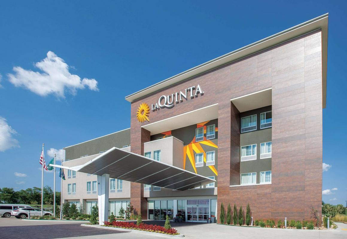 La Quinta Inn & Suites by Wyndham Tulsa Broken Arrow hotel hero