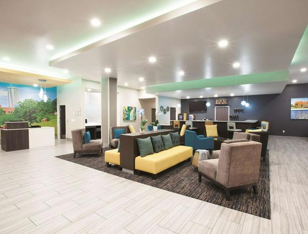 La Quinta Inn & Suites by Wyndham Tulsa Broken Arrow hotel detail image 3