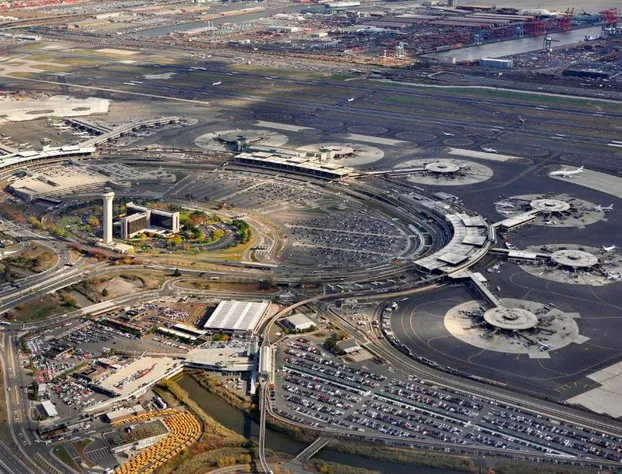 Newark Liberty International Airport Marriott hotel detail image 2