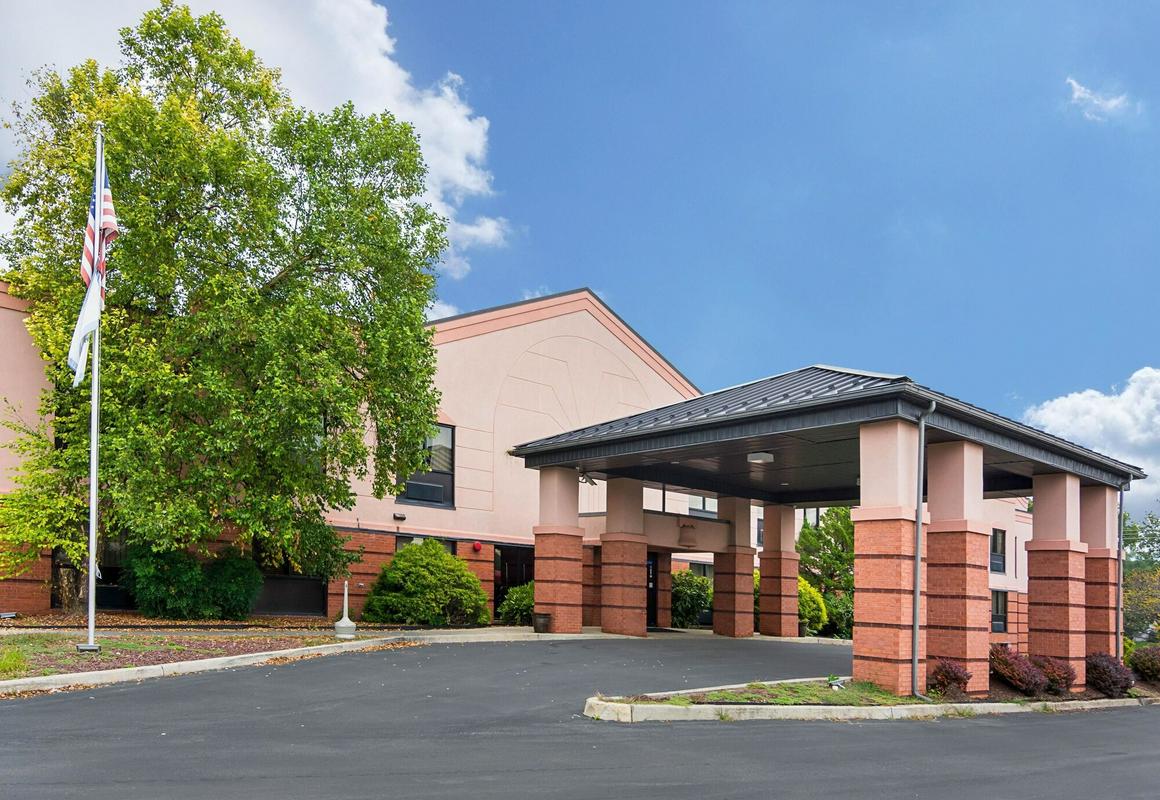 Quality Inn & Suites hotel hero