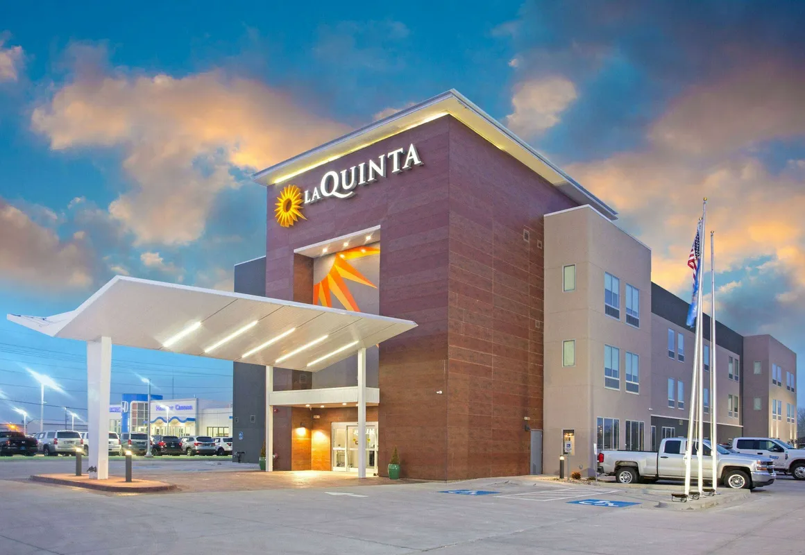 La Quinta Inn & Suites by Wyndham Ponca City hotel hero