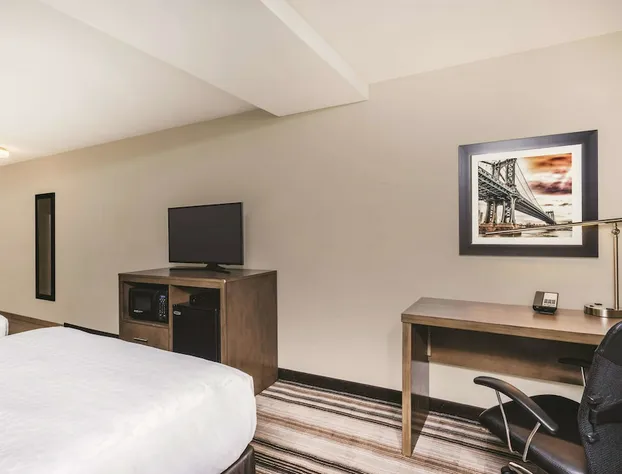 La Quinta Inn & Suites by Wyndham Brooklyn Central hotel detail image 4