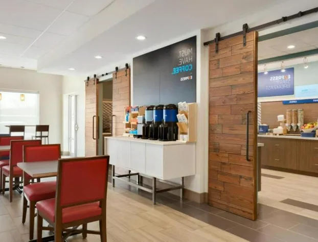 Holiday Inn Express and Suites-Cincinnati NE - Red Bank Road by IHG hotel detail image 2